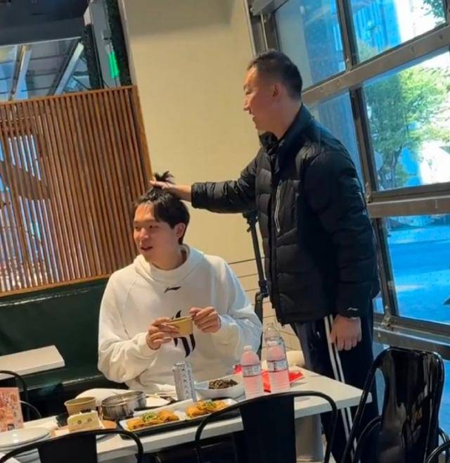 一起來(lái)為小楊加油！楊瀚森將代表開(kāi)拓者出戰(zhàn)NBA常規(guī)賽，首戰(zhàn)面對(duì)森林狼對(duì)方內(nèi)線長(zhǎng)人林立:宏鑫機(jī)械設(shè)備有限公司
