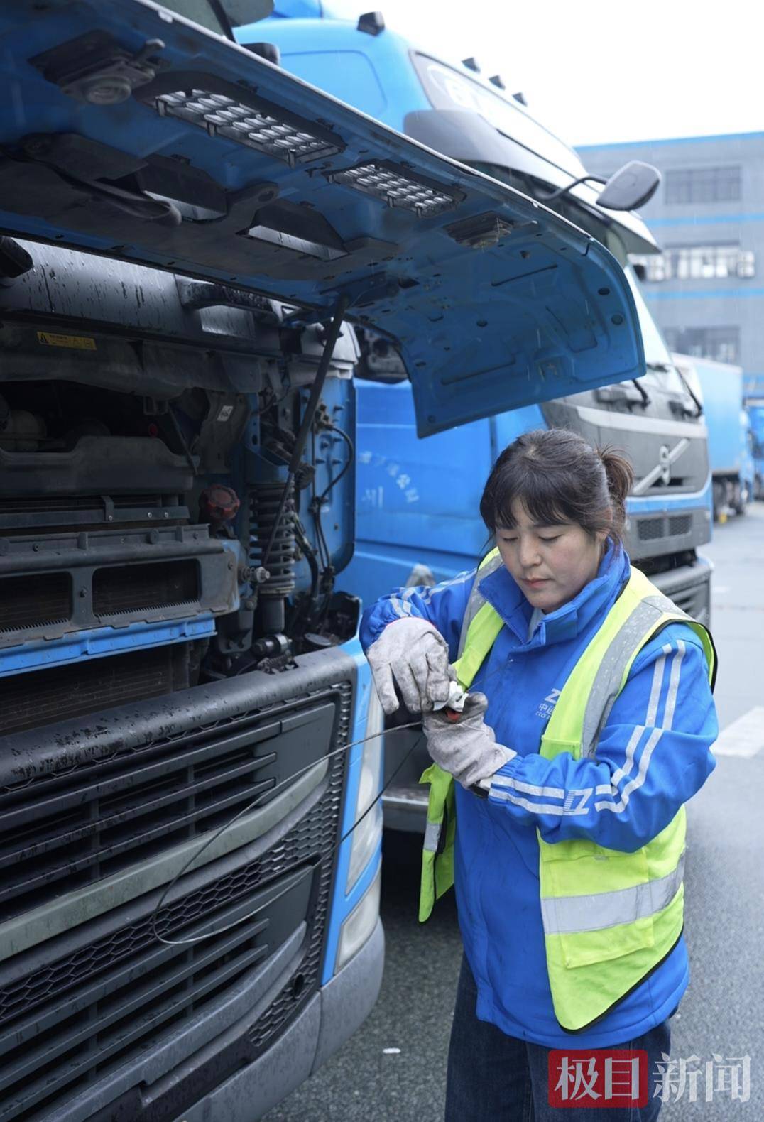 湖北90后姑娘駕馭21米重卡貨車<strong></p>
<p>宏鑫機(jī)械設(shè)備有限公司
</strong>，3年多行駛里程相當(dāng)于繞地球約10圈，始終保持零事故:宏鑫機(jī)械設(shè)備有限公司
