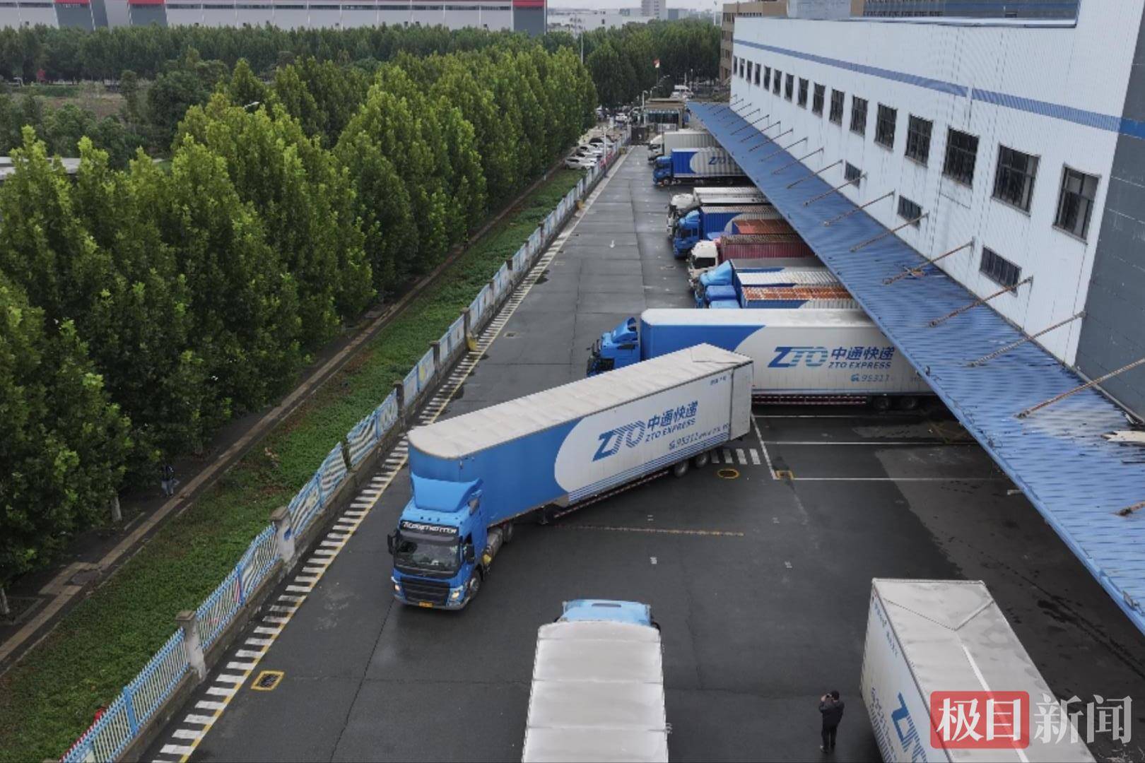 湖北90后姑娘駕馭21米重卡貨車<strong></p>
<p>宏鑫機(jī)械設(shè)備有限公司
</strong>，3年多行駛里程相當(dāng)于繞地球約10圈，始終保持零事故:宏鑫機(jī)械設(shè)備有限公司
