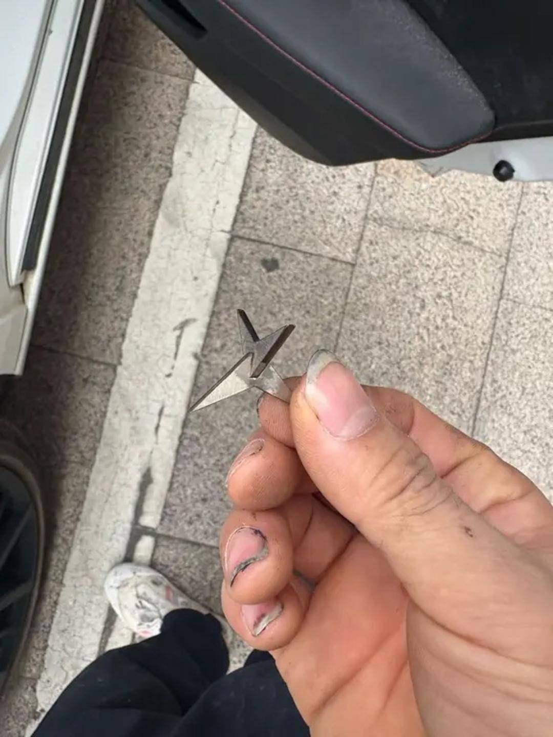 車主在廣東普寧路遇“扎胎釘” 當(dāng)事人：左前輪被扎扁<strong></p>
<p>宏鑫機(jī)械設(shè)備有限公司
</strong>，已報警:宏鑫機(jī)械設(shè)備有限公司
